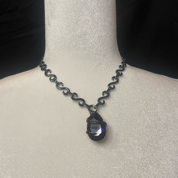 nOIr, Elegant Black and Purple Necklace - Picture 2 of 10